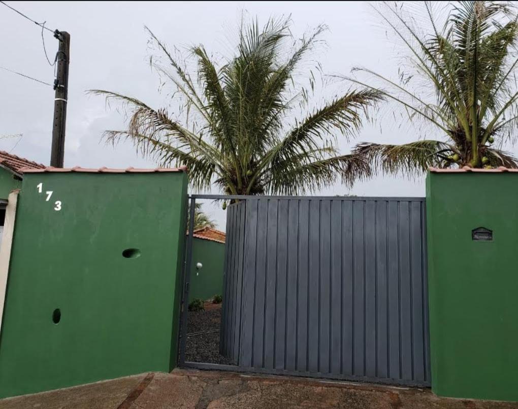Casa Com Pisina Infantil Em